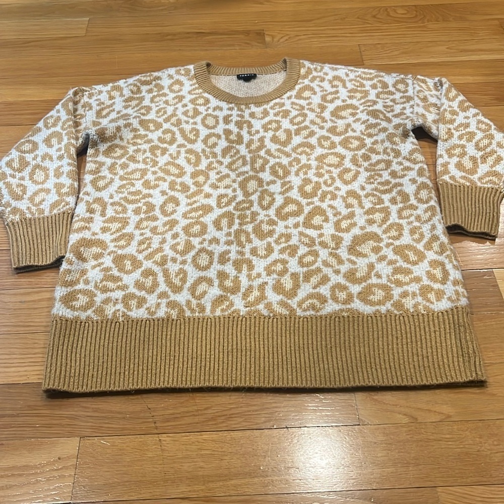 Torrid women’s leopard print crew neck pull over sweater size 0 .(12/L)